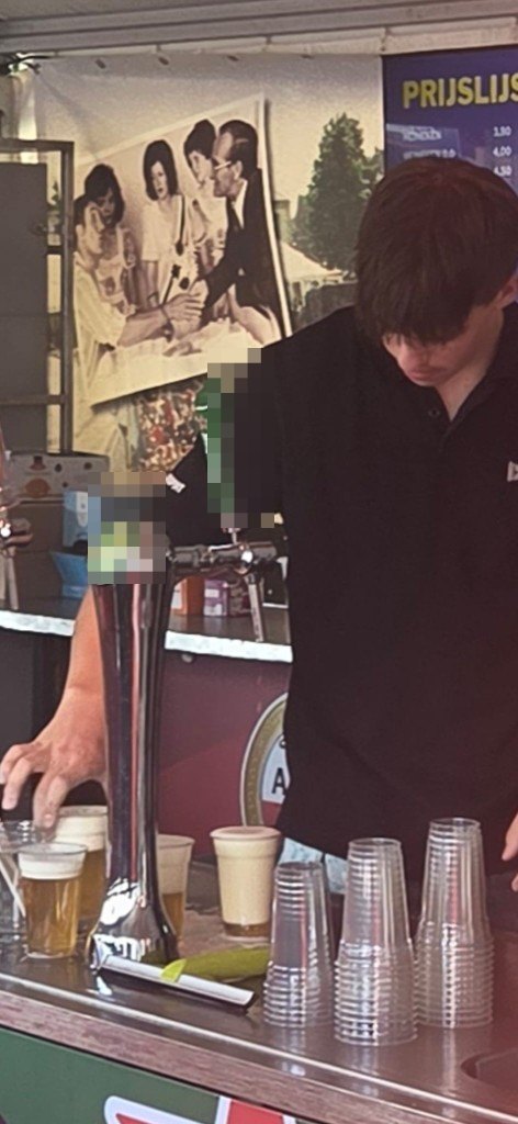 Tappers schenken pils in plastic bekers achter een festivalbar